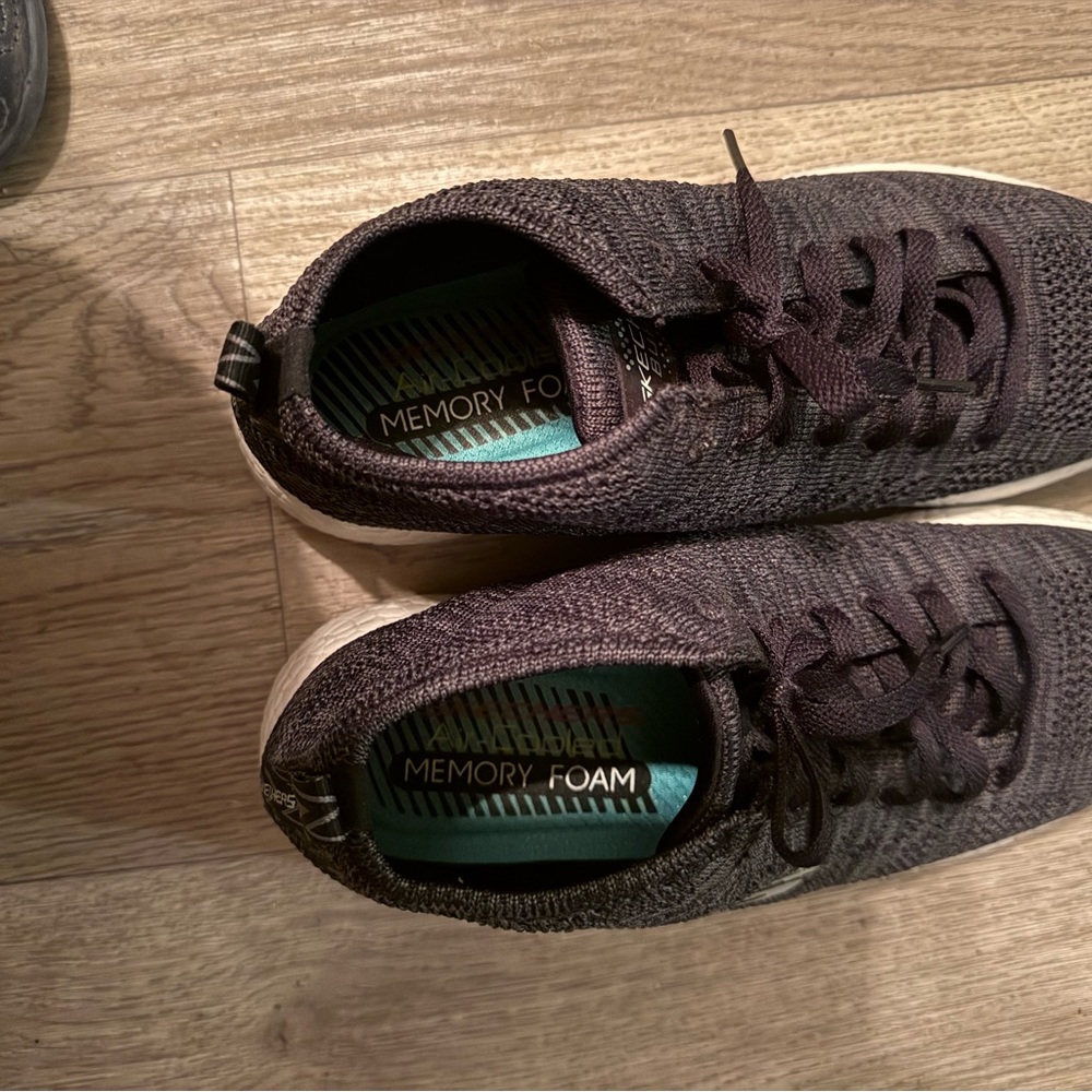 Sketchers memory foam sneakers. Size 6.5 - Picture 2 of 5
